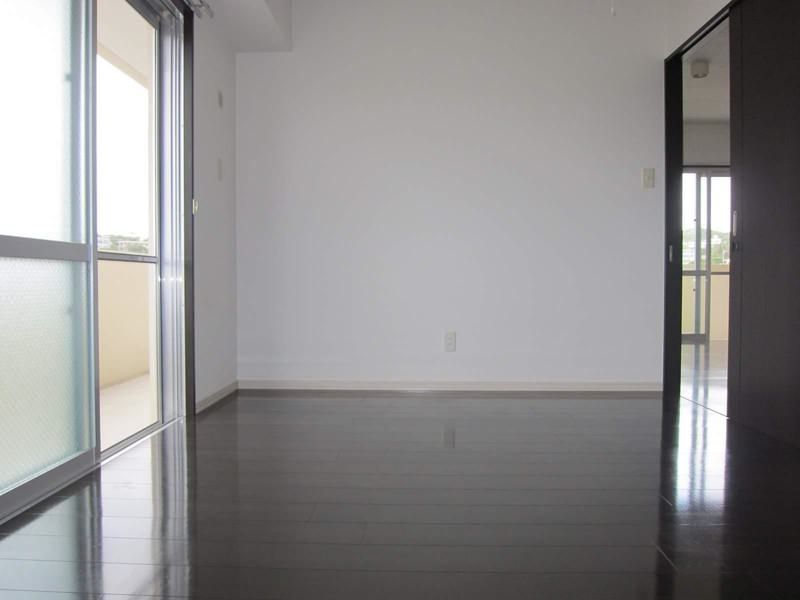 2LDK Apartment for Rent in Urasoe, Okinawa with Auto-Lock & Parking - Thumbnail 3