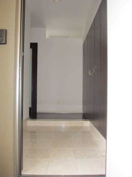 2LDK Apartment for Rent in Urasoe, Okinawa with Auto-Lock & Parking - Thumbnail 2