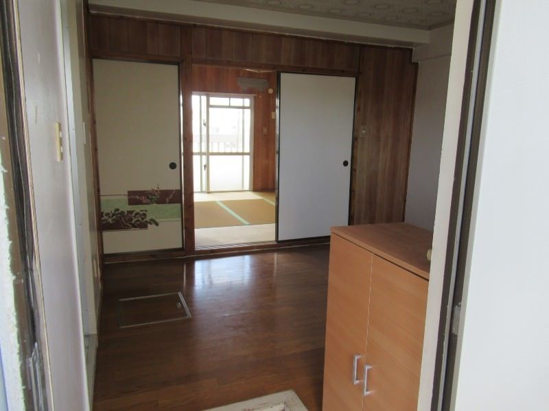 Megumi Building 2DK Apartment for Rent in Urasoe, Okinawa - Thumbnail 2