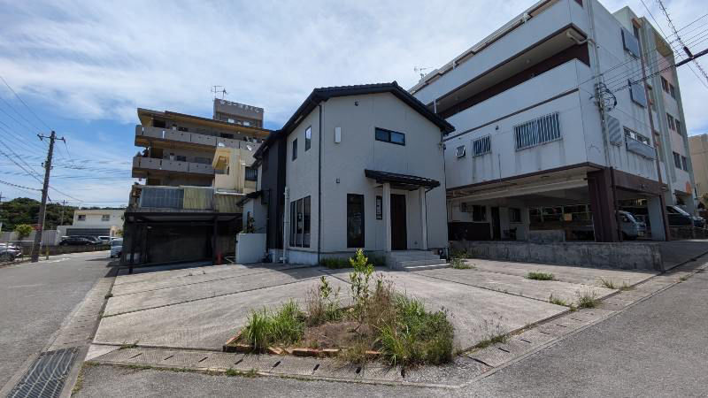 Shop-included 3LDK house in Nishihara, Okinawa - Thumbnail 2