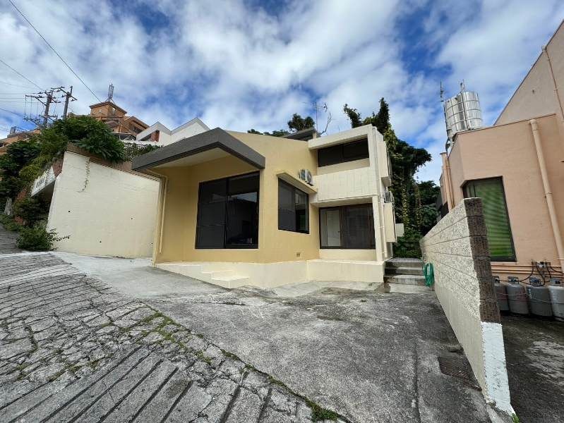 Renovated 4LDK house in Naha's Matsukawa district - Thumbnail 2