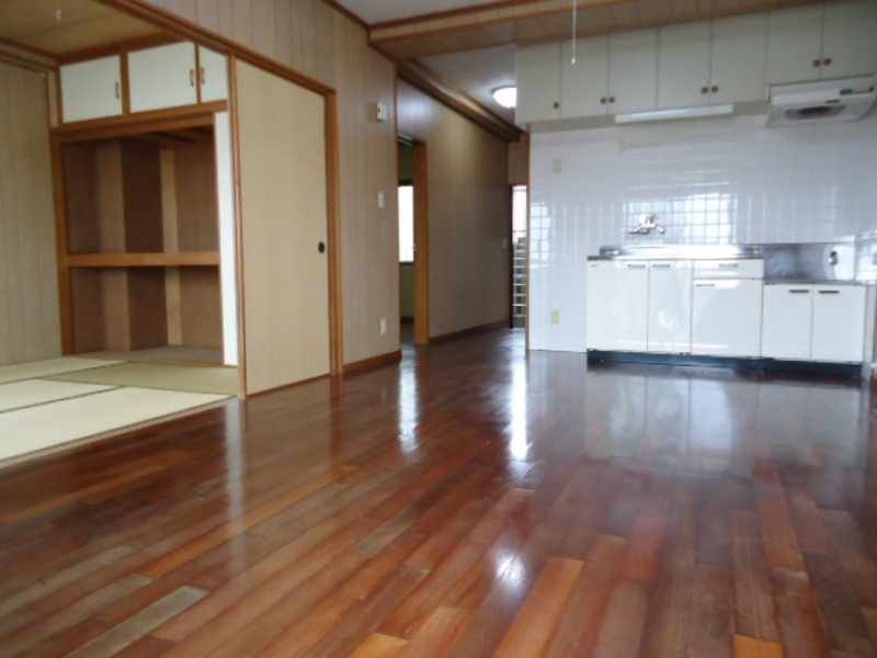 2LDK Apartment for Rent in Itoman, Okinawa | Separate Bath/Toilet - Thumbnail 4