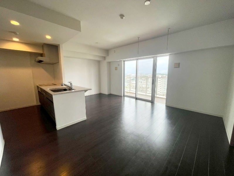 Lions Tomigusuku Sent Marks 12F 3LDK Apartment for Rent - Thumbnail 2