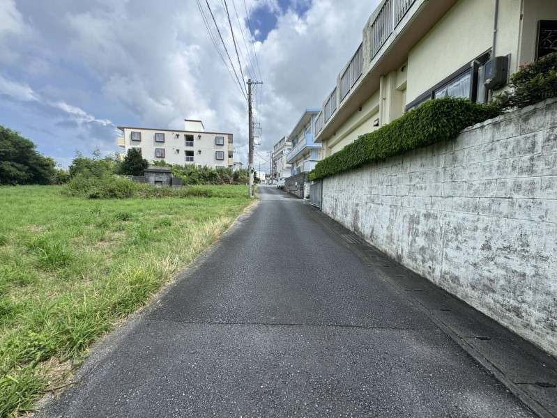 Spacious 1,712 sqm Land for Sale in Tomigusuku, Okinawa - Thumbnail 3