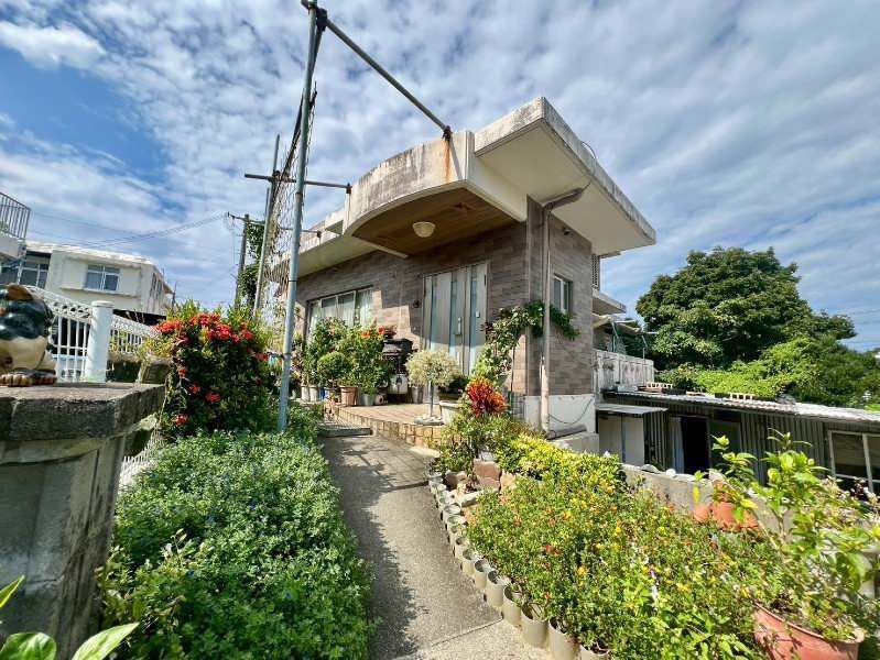 5LDK House with Office & 6 Car Parks in Okinawa City - Thumbnail 2