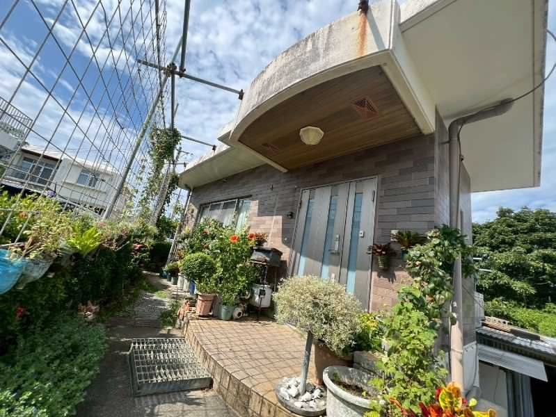 5LDK House with Office & 6 Car Parks in Okinawa City - Thumbnail 3