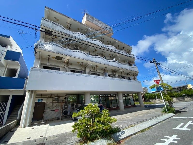 Sashiki Daiichi Mansion for Sale in Nanjo City, Okinawa - Thumbnail 2