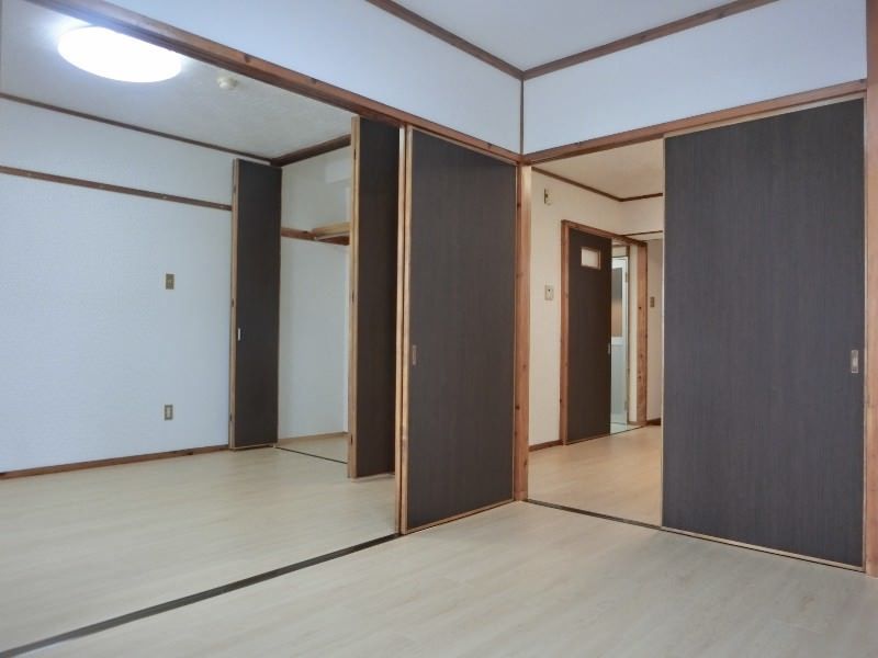 2DK Apartment for Rent in Urasoe, Okinawa - 54,000 Yen - Thumbnail 3