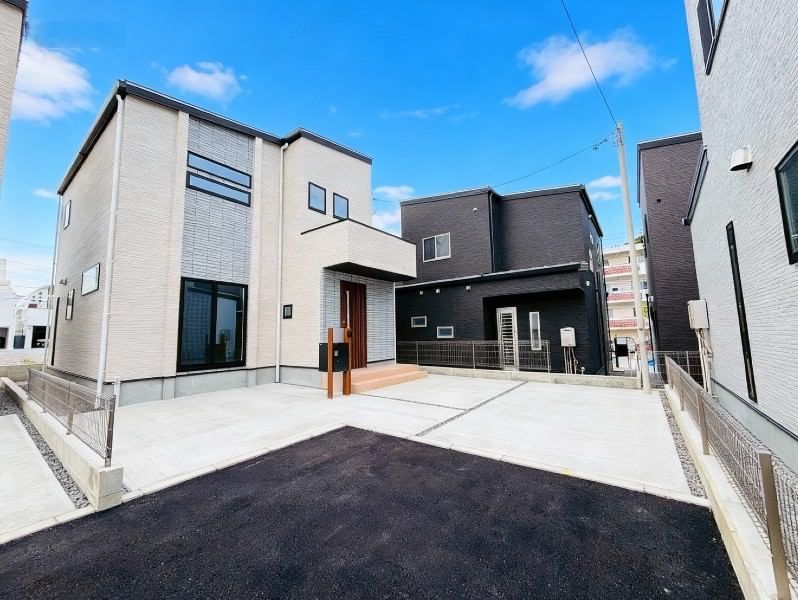 New 2025 4LDK House for Sale in Uruma, Okinawa with 3 Car Parks - Thumbnail 2