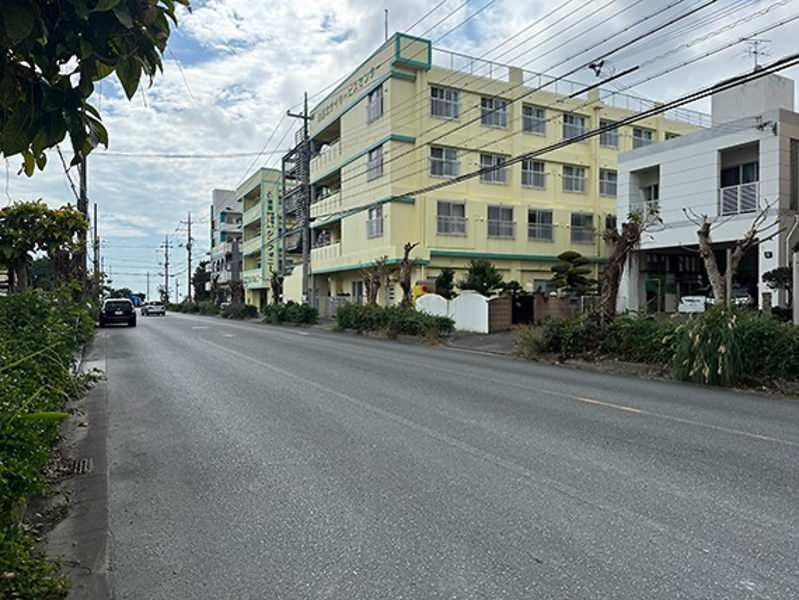 5LDK Reinforced Concrete House with Garden in Okinawa City - Thumbnail 4