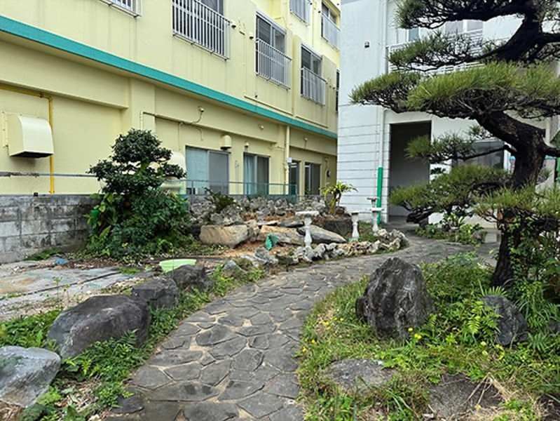 5LDK Reinforced Concrete House with Garden in Okinawa City - Thumbnail 3