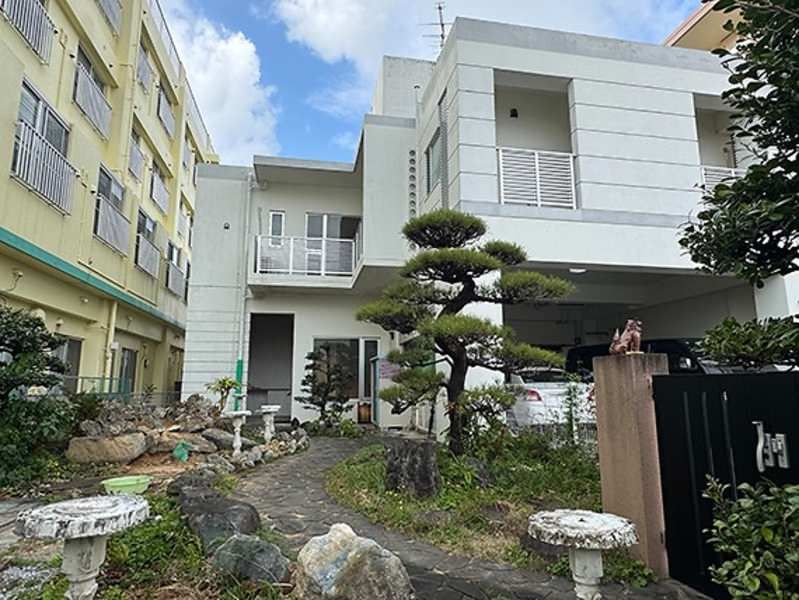 5LDK Reinforced Concrete House with Garden in Okinawa City - Thumbnail 2