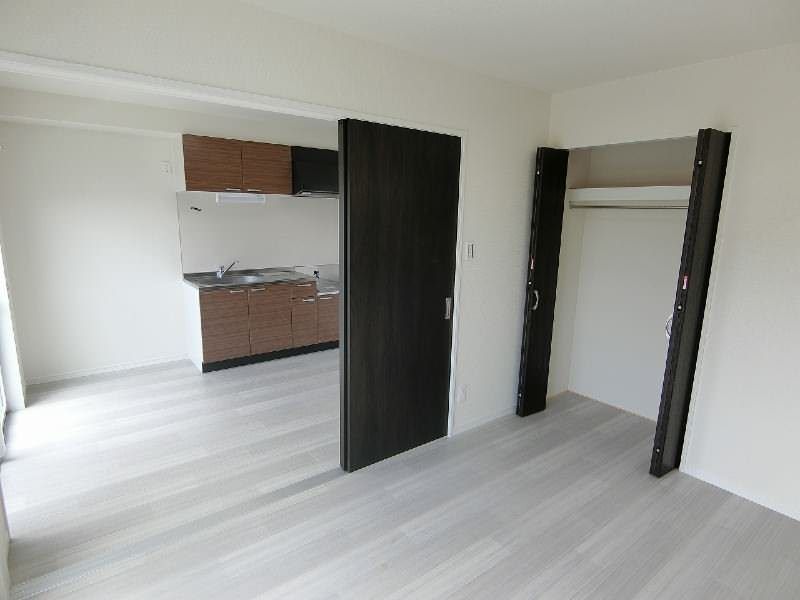 2DK Apartment for Rent in Tomigusuku, Okinawa - Pet Friendly - Thumbnail 4