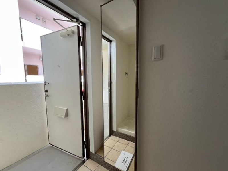 1K Apartment for Rent in Urasoe City, Okinawa - 21.56 sqm - Thumbnail 3