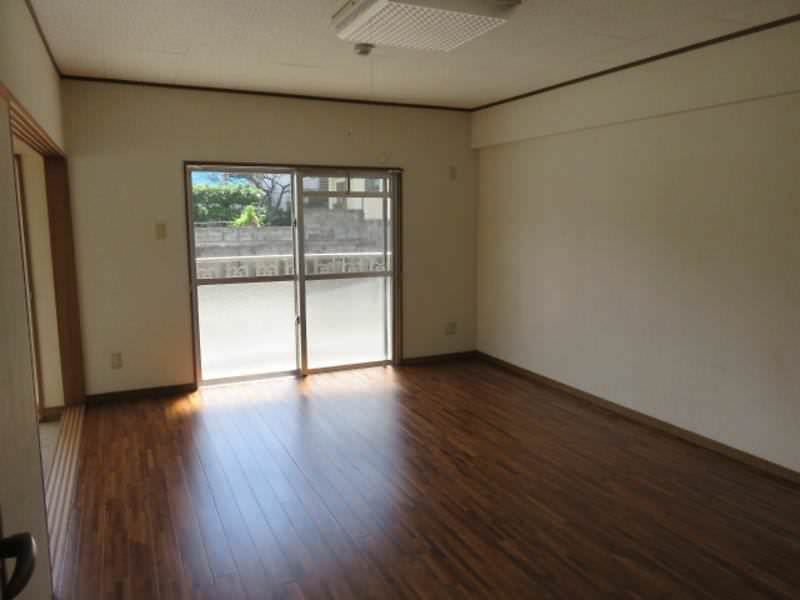 Ocean-View 2LDK Apartment for Rent in Yomitan Village, Okinawa - Thumbnail 3