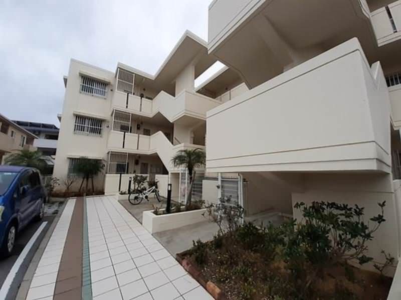 Modern 2LDK Pet-Friendly Apartment for Rent in Ginowan Village, Okinawa - Thumbnail 2