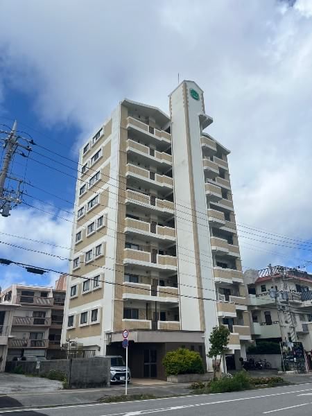 4LDK Top-Floor Corner Apartment in Naha, Okinawa with 2 Free Parking - Thumbnail 2