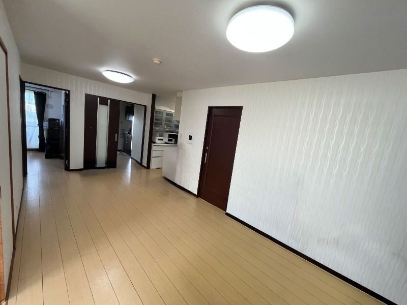 4LDK Top-Floor Corner Apartment in Naha, Okinawa with 2 Free Parking - Thumbnail 4