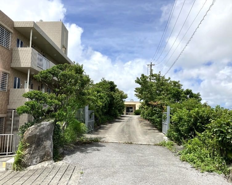 3LDK House for Sale in Nishihara, Okinawa with Ocean Views - Thumbnail 3