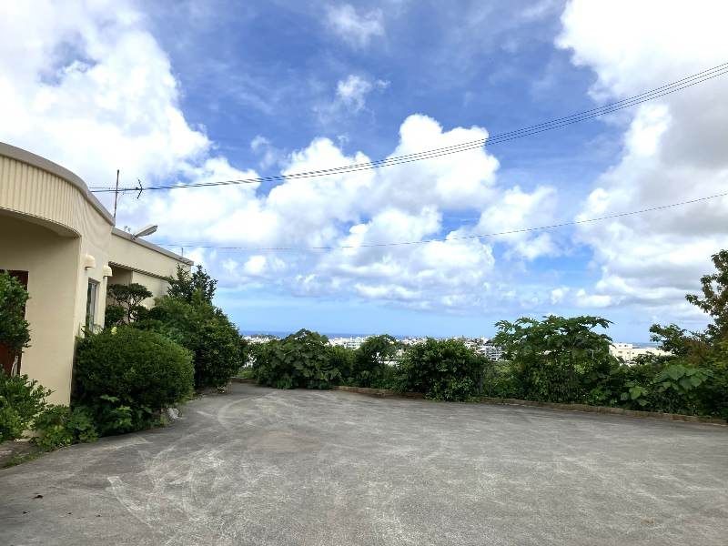 3LDK House for Sale in Nishihara, Okinawa with Ocean Views - Thumbnail 2