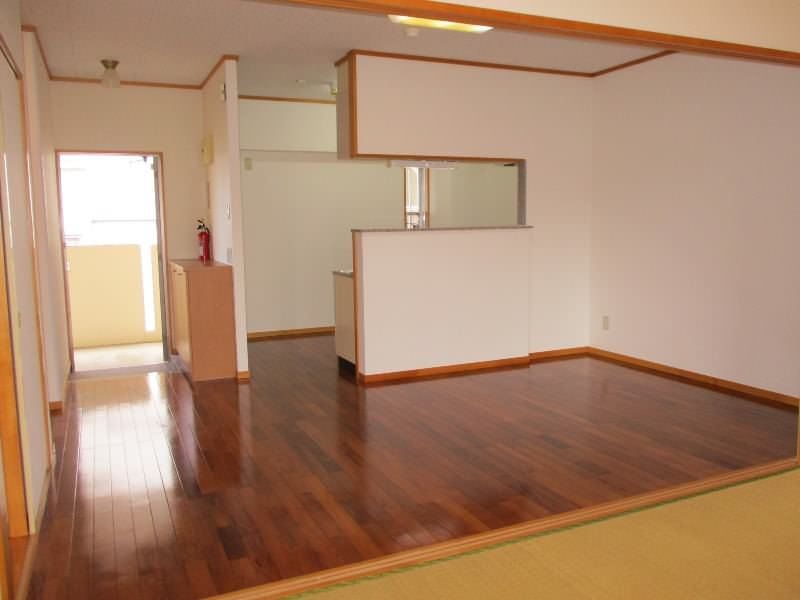 2LDK Apartment for Rent in Tomigusuku, Okinawa - 52.55 sqm - Thumbnail 4