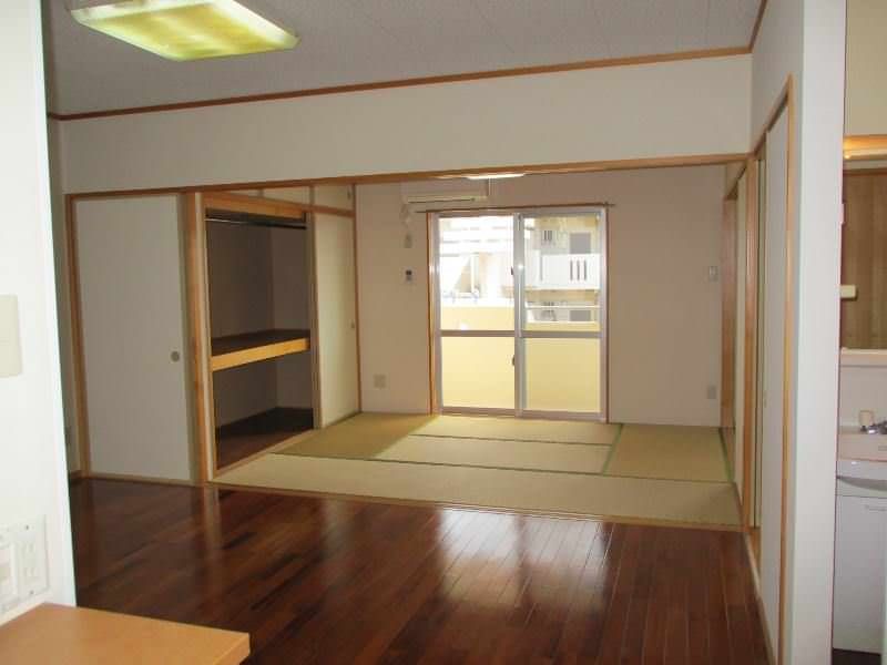 2LDK Apartment for Rent in Tomigusuku, Okinawa - 52.55 sqm - Thumbnail 3