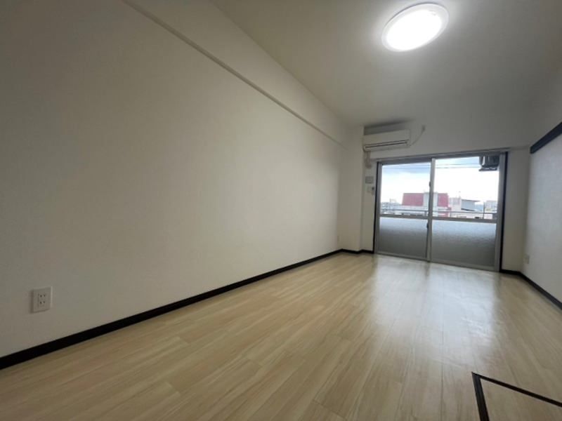 Modern 1K Apartment with Auto-Lock in Nanjo City, Okinawa - Thumbnail 4