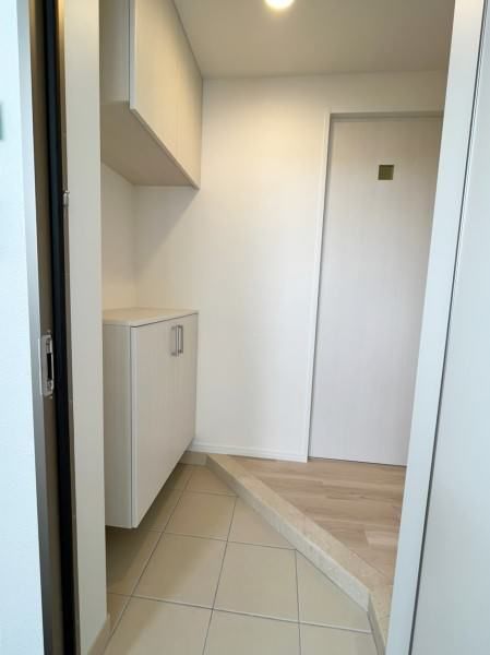 Modern 1DK Apartment with Auto-Lock in Urasoe, Okinawa - Thumbnail 4