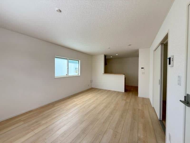 New 4LDK House in Uruma City, Okinawa with Roof Balcony - Thumbnail 4