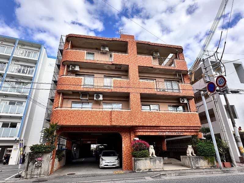 4LDK Top-Floor Apartment with U-Shaped Balcony in Naha, Okinawa - Thumbnail 2