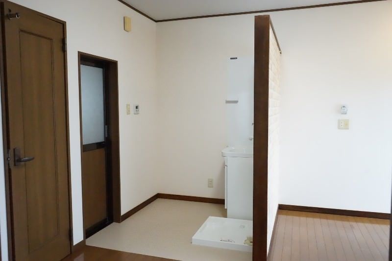 Happy House 1DK Apartment for Rent in Awase, Okinawa City - Thumbnail 4