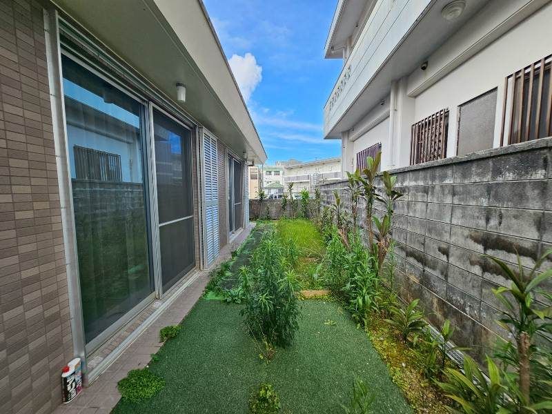 Western-Style 2LDK House with Garage in Okinawa City - Thumbnail 3