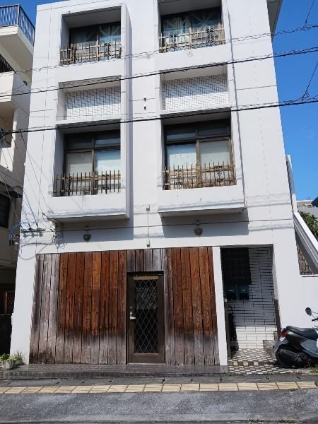 3-Storey 4DK Reinforced Concrete Home with Rental Income in Naha Tomari - Thumbnail 3