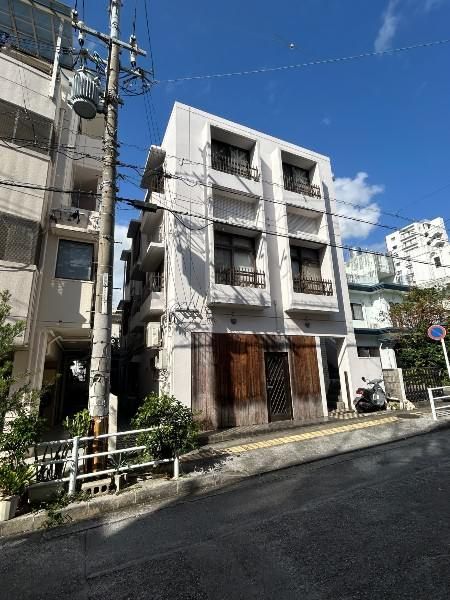 3-Storey 4DK Reinforced Concrete Home with Rental Income in Naha Tomari - Thumbnail 4