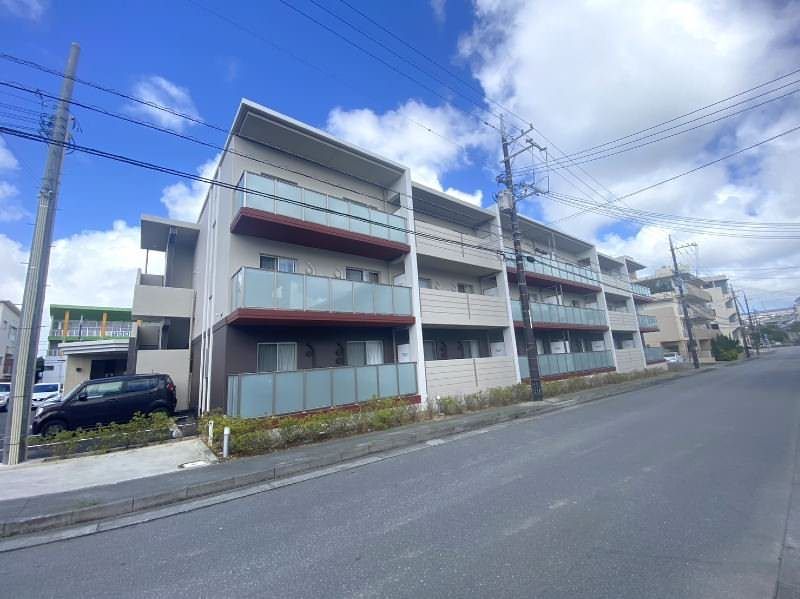 Modern 2LDK Apartment for Rent in Naha, Okinawa with Auto-Lock - Thumbnail 2