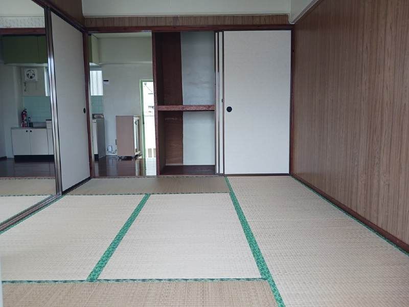 2DK Apartment with Tatami Room & Free Parking in Haebaru, Okinawa - Thumbnail 4