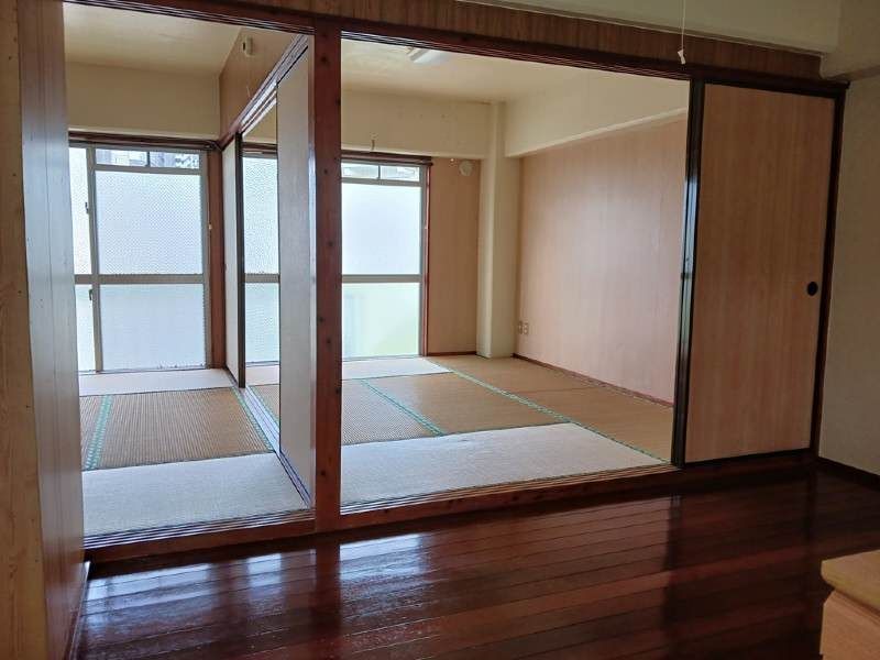 2DK Apartment with Tatami Room & Free Parking in Haebaru, Okinawa - Thumbnail 3
