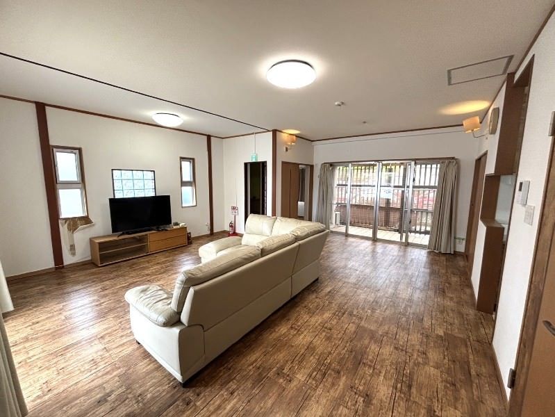 Pet-Friendly Beach House for Rent in Chatan, Okinawa - Thumbnail 4