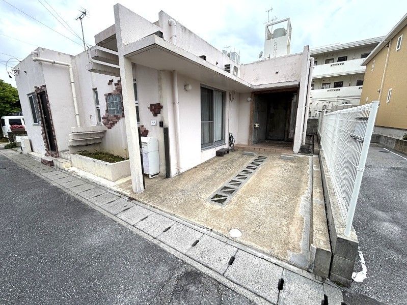 Pet-Friendly Beach House for Rent in Chatan, Okinawa - Thumbnail 2