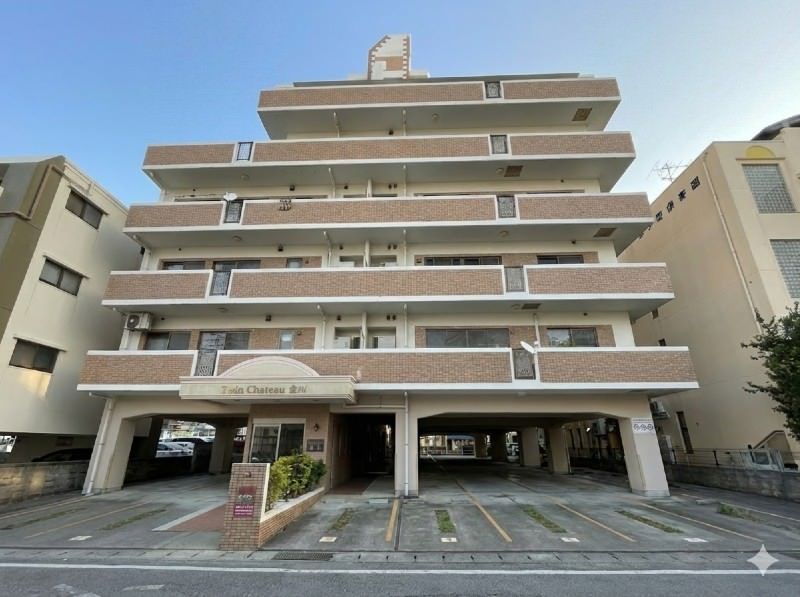 Renovated 2LDK Apartment Near Tsubogawa Station, Naha - Thumbnail 4