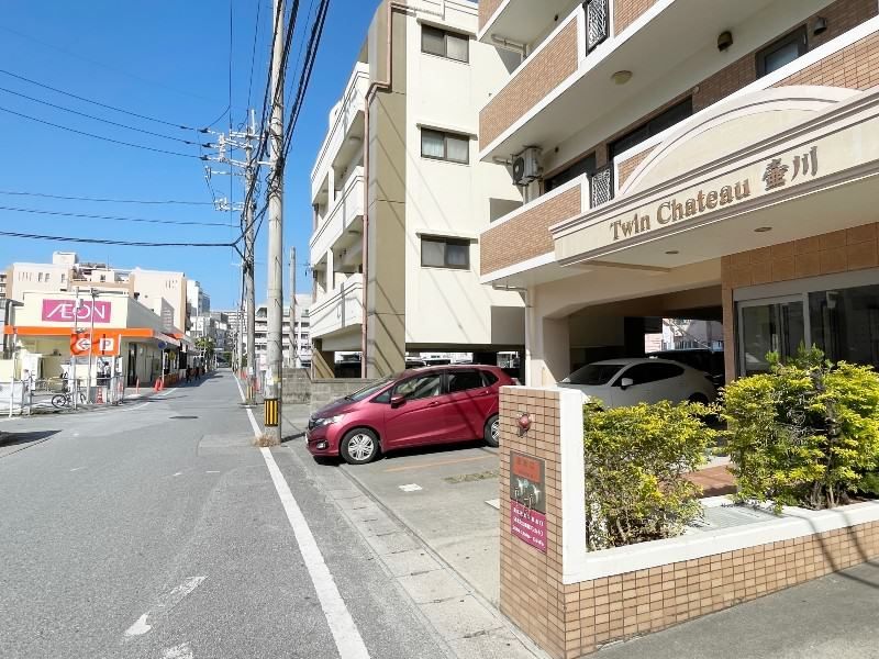 Renovated 2LDK Apartment Near Tsubogawa Station, Naha - Thumbnail 3
