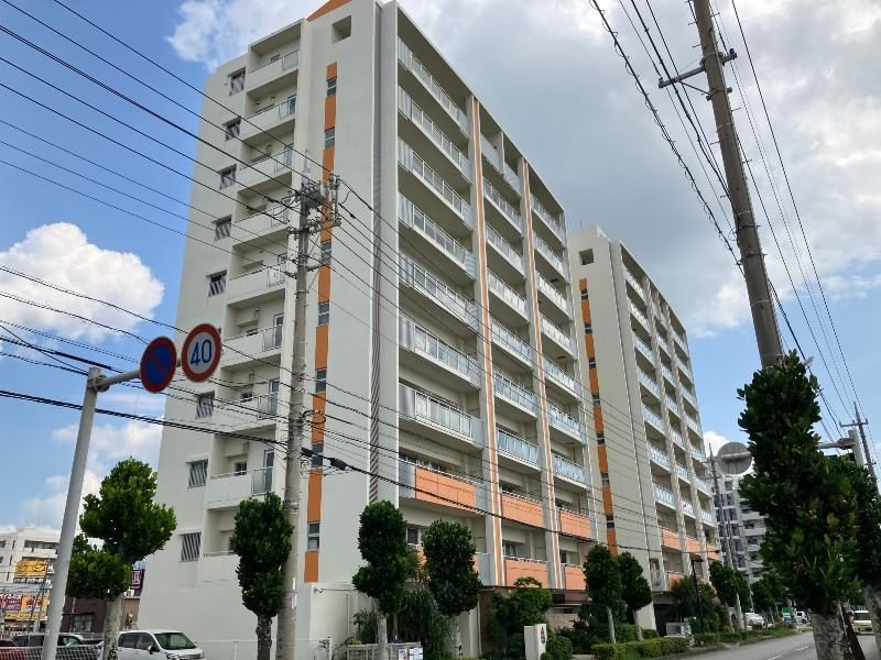 Oceanfront 1LDK Apartment with View in Chatan, Okinawa - Thumbnail 3