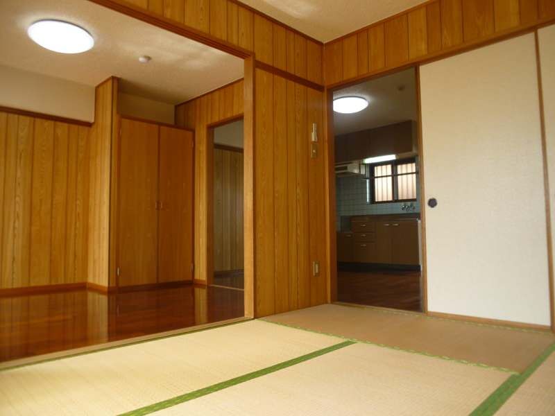 Rental 2DK Apartment in Tsukugawa, Naha City, Okinawa - Thumbnail 2