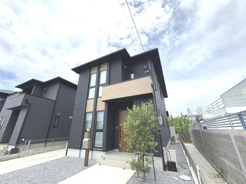 New 4LDK House for Rent in Uruma, Okinawa with 3 Parking Spaces - Main Image