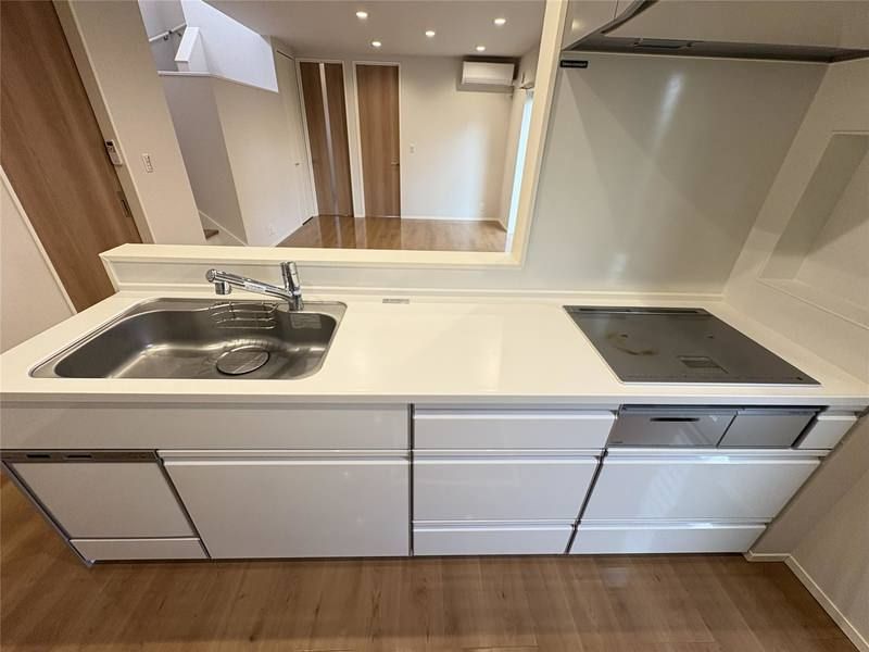 New 4LDK House for Rent in Uruma, Okinawa with 3 Parking Spaces - Thumbnail 4