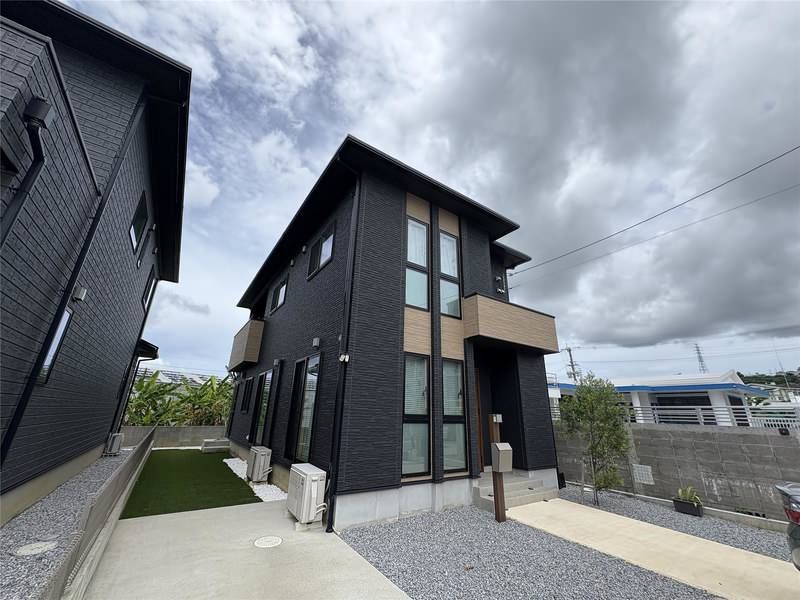 New 4LDK House for Rent in Uruma, Okinawa with 3 Parking Spaces - Image 1