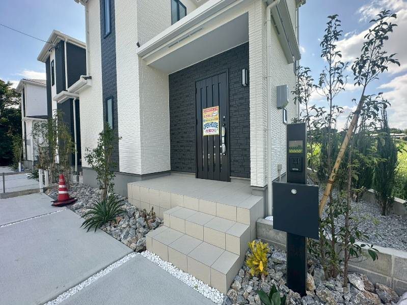 New 4LDK House for Sale in Uruma, Okinawa with 5 Parking Spaces - Thumbnail 2