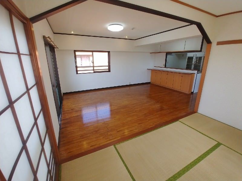 Lions Mansion Koza 4LDK Apartment with Sea View in Okinawa City - Thumbnail 3