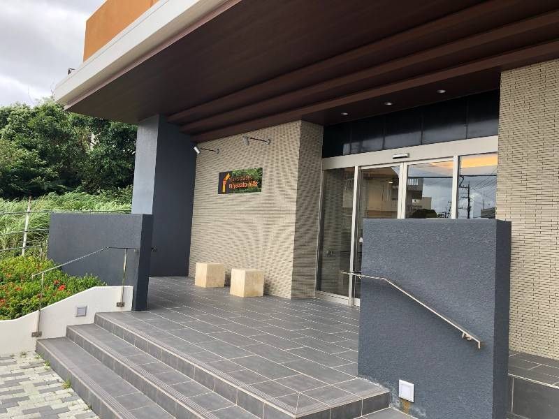2LDK Apartment in Okinawa City with Counter Kitchen & Auto-Lock - Thumbnail 2