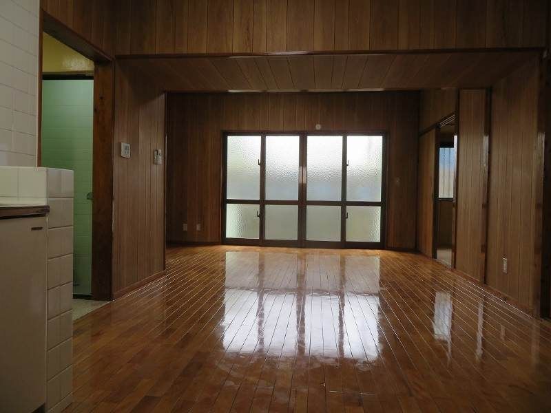 Rental 2DK Apartment in Uruma City, Okinawa - High Ceilings - Thumbnail 2